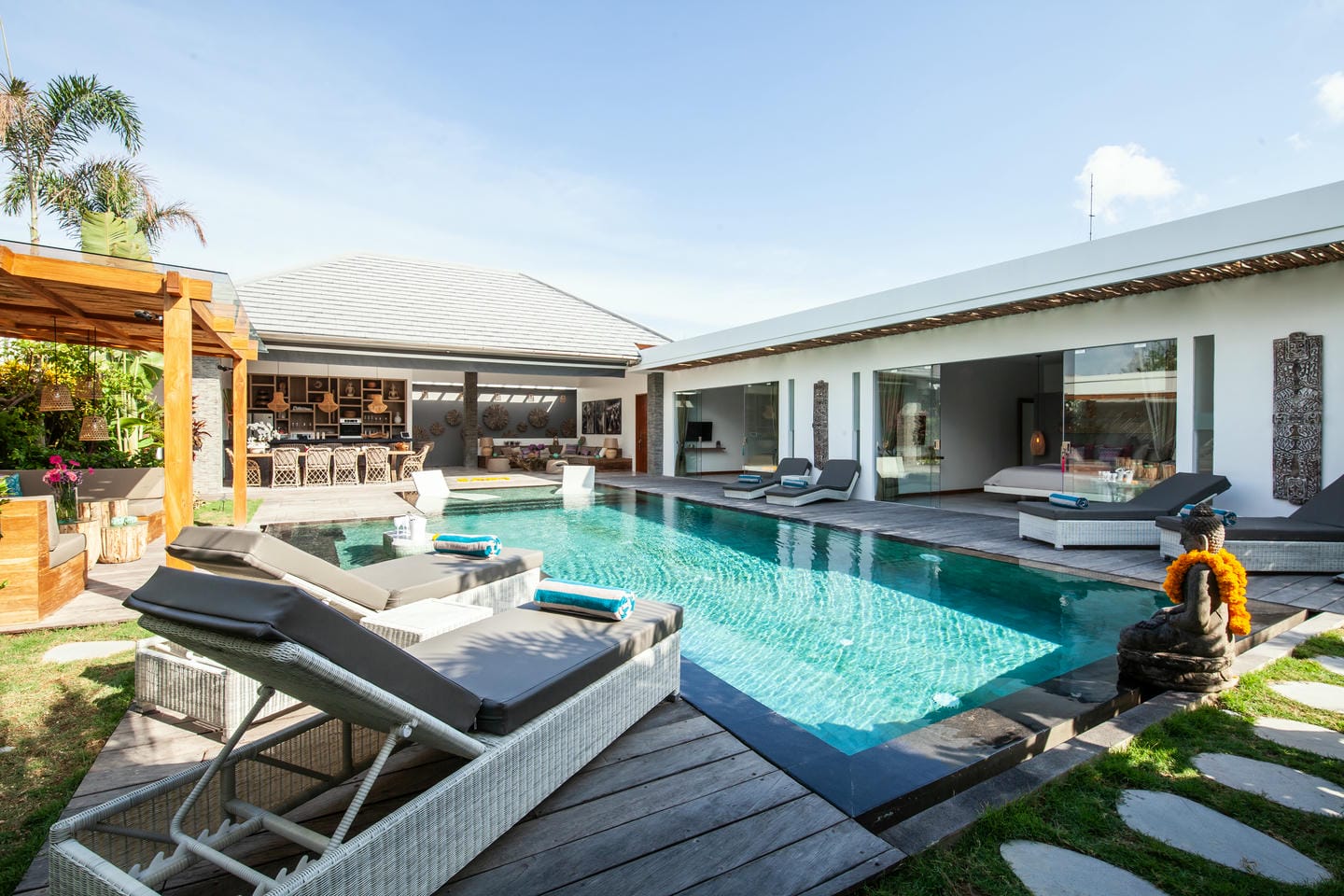 READY NOW 5 BEDROOM VILLA FOR SALE LEASEHOLD IN SEMINYAK BE-2612