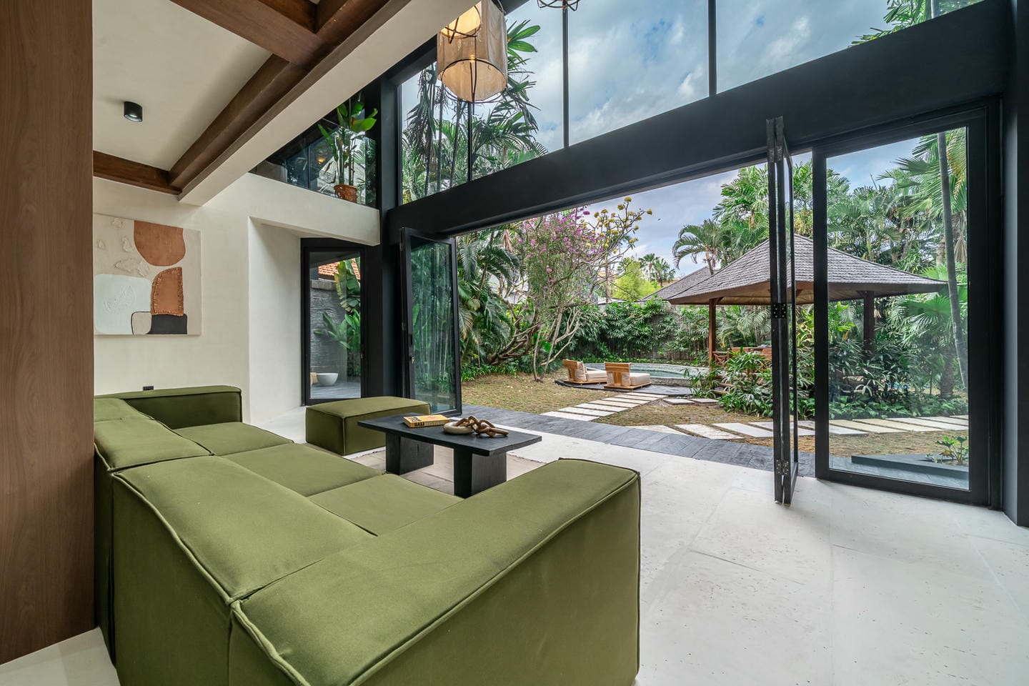 STUNNING 5 BEDROOM VILLA FOR SALE LEASEHOLD IN SEMINYAK BE-2320