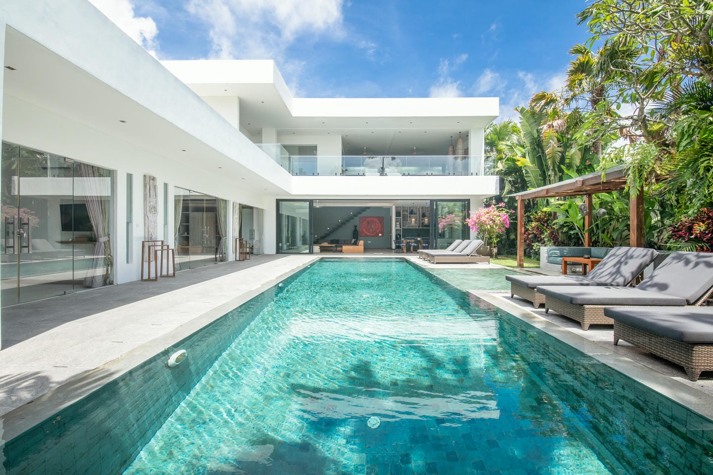 TROPICAL 5 BEDROOM VILLA FOR SALE LEASEHOLD IN BERAWA BE-2501