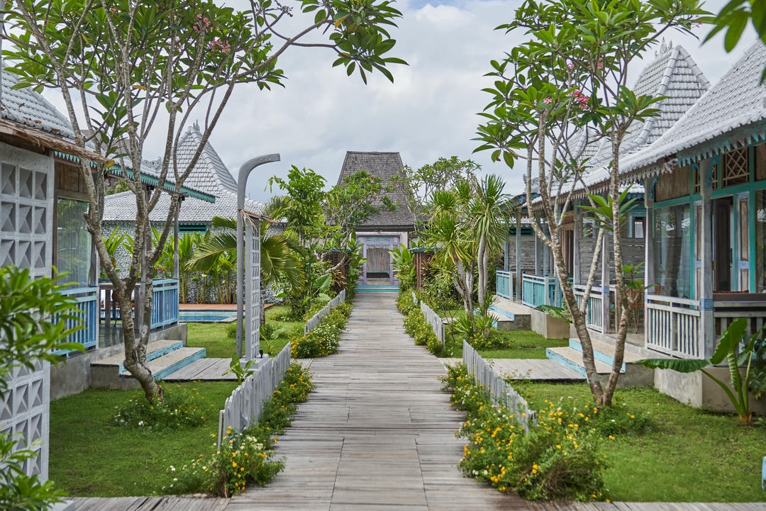 WALKING DISTANCE TO THE BEACH 12 BEDROOM VILLA COMPLEX FOR SALE LEASEHOLD IN SEMINYAK BE-2653